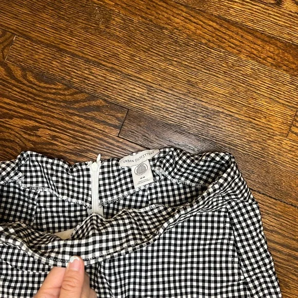 SOLD❤️‍🩹Urban outfitters black and white plaid skirt size medium - Picture 3 of 3